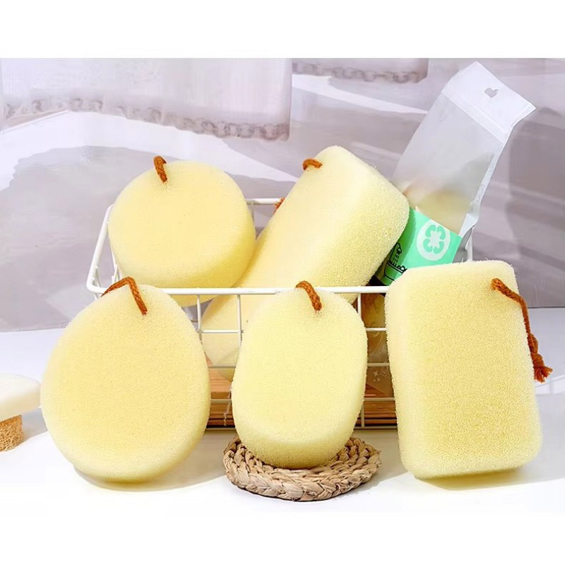 Schema da bagno con spugna di spugna di loofah imitato